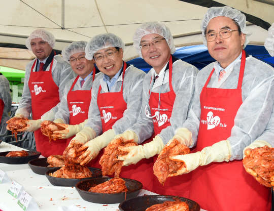 금융투자협회가 18일 증권사, 자산운용사, 선물사 및 유관기관 임직원들과 공동으로 '제5회 사랑의 김치 Fair' 행사를 여의도공원에서 개최했다. 오른쪽부터 이제훈 초록우산어린이재단 회장, 황영기 금융투자협회장 등이 현장에서 기념촬영을 하고 있다 . <금융투자협회 제공>